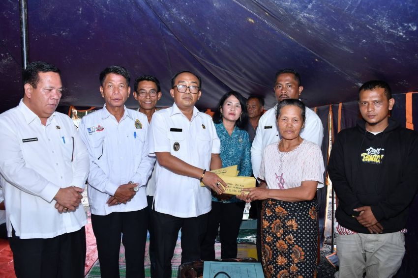 Pemkab Samosir Beri Penghiburan kepada Korban Kebakaran, Wabup Ariston Tua Sidauruk Serahkan Bantuan Tunai, Sembako dan Bahan Bangunan