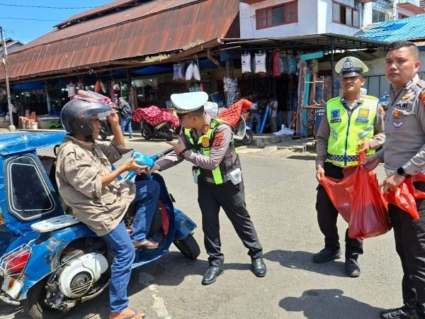 Polantas P.Sidimpuan Bagikan Makan Siang kepada Pengendara Tertib, Sisipkan Edukasi Keselamatan Berlalu Lintas