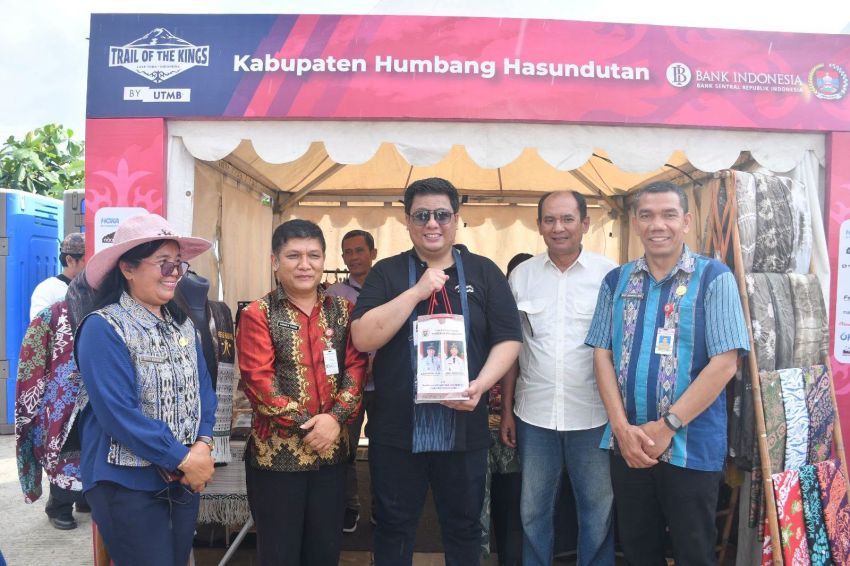 Pastikan Pelayanan Prima untuk Ribuan Pelari dan Wisatawan, Bupati Vandiko Tinjau UMKM TOTK 2026