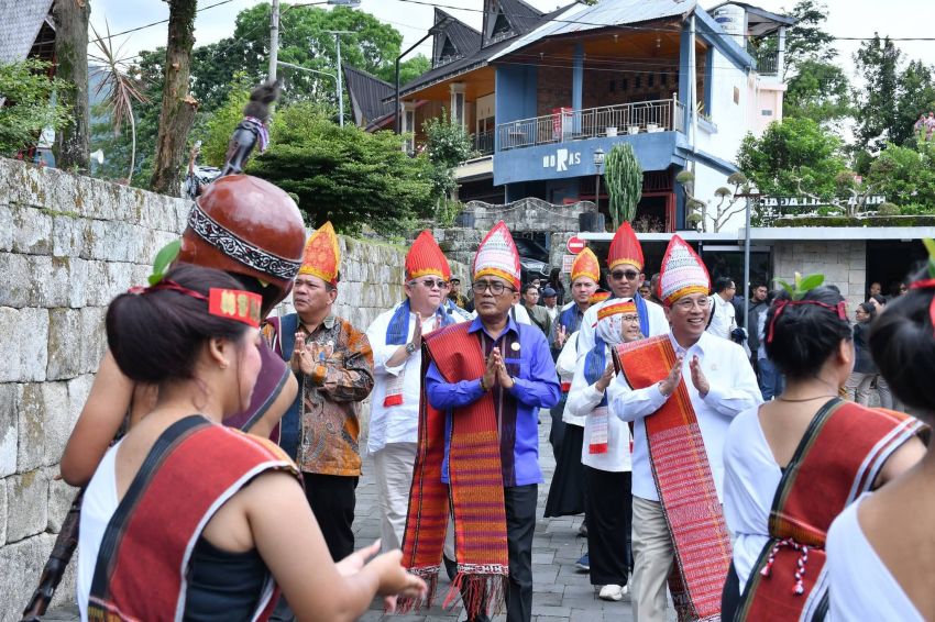 Wamen PPN/Wakil Kepala Bappenas Kunjungi Samosir, Wabup Sambut di Huta Siallagan dan Serahkan Proposal Pengembangan Daya Tarik Wisata Baru