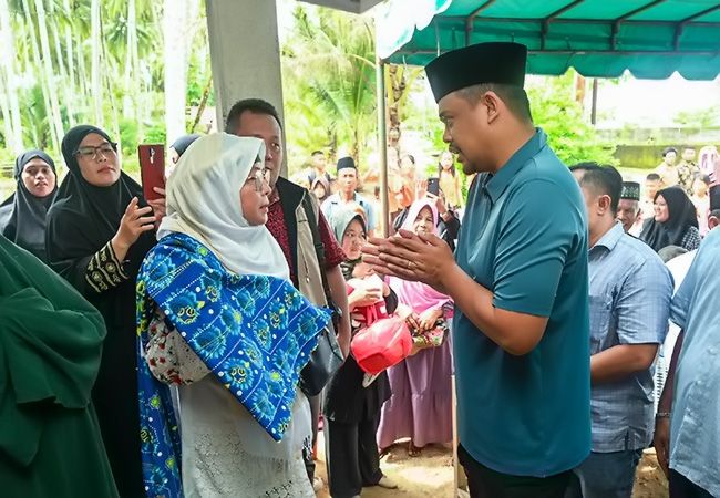 Melayat ke Rumah Duka Nelayan Nias Selatan, Bobby Tawarkan Kuliah dan Pekerjaan untuk Anak Almarhum