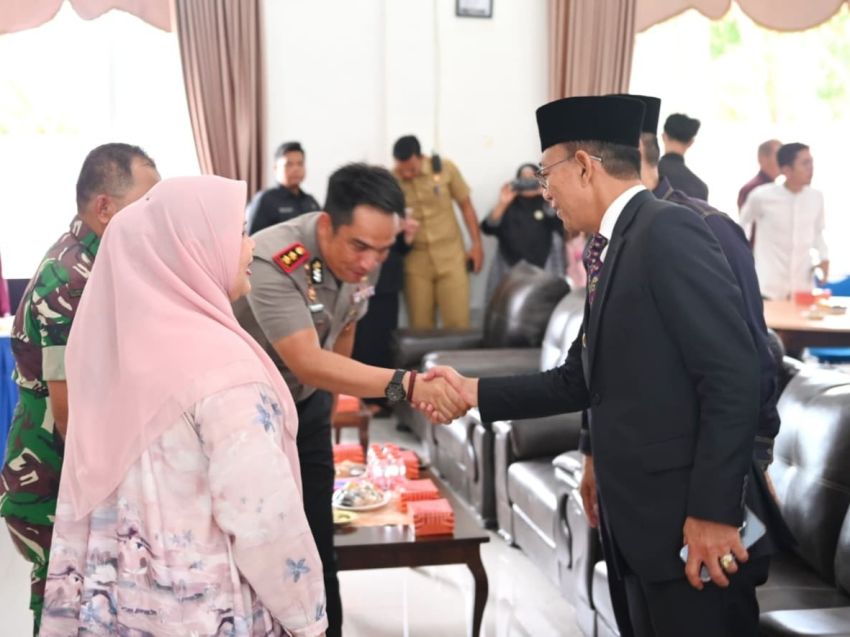 Di Tengah Pelantikan HMI, Sikap Santun Kapolres P.Sidimpuan ke Bupati Tapsel Curi Perhatian