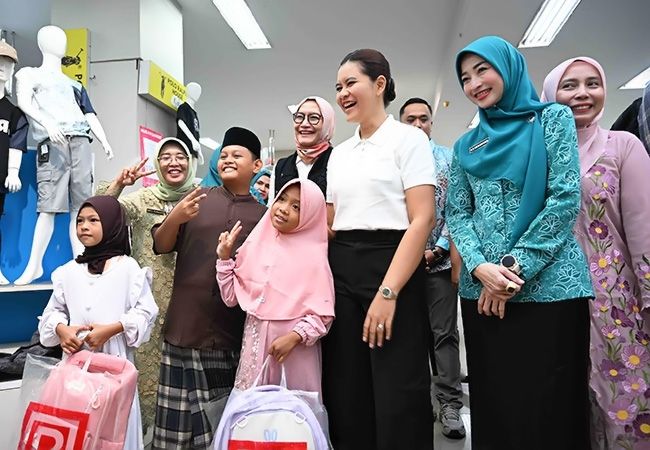 Kahiyang Ayu Ajak Ratusan Anak Yatim dan Difabel Belanja Kebutuhan Sekolah di Tebingtinggi