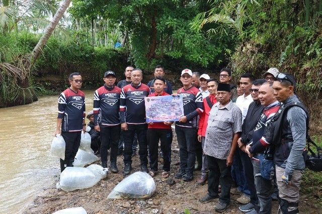 Bukan Sekadar Blusukan, Kapolres Tapsel Turdes hingga Tebar Bibit Ikan