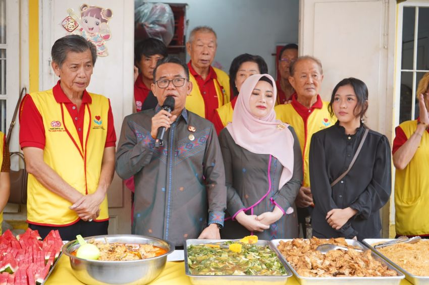 Zakiyuddin Harahap Layani Lansia dalam Program Makan Siang Gratis Bergizi di Medan
