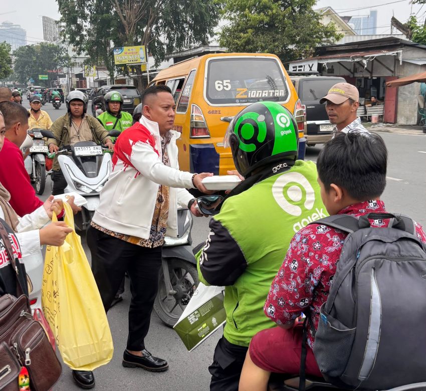 PERBATI Sumut Gelar Jumat Berkah, Bagikan 250 Kotak Nasi kepada Warga dan Pengendara