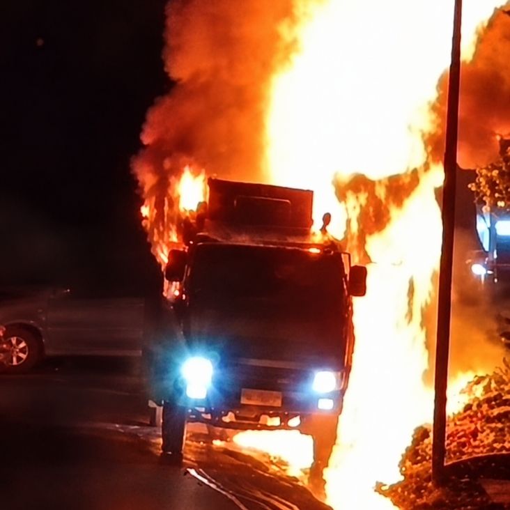 BREAKING NEWS! Mobil Terbakar Hebat di Kampung Darek P.Sidimpuan, Api Merembet ke Rumah
