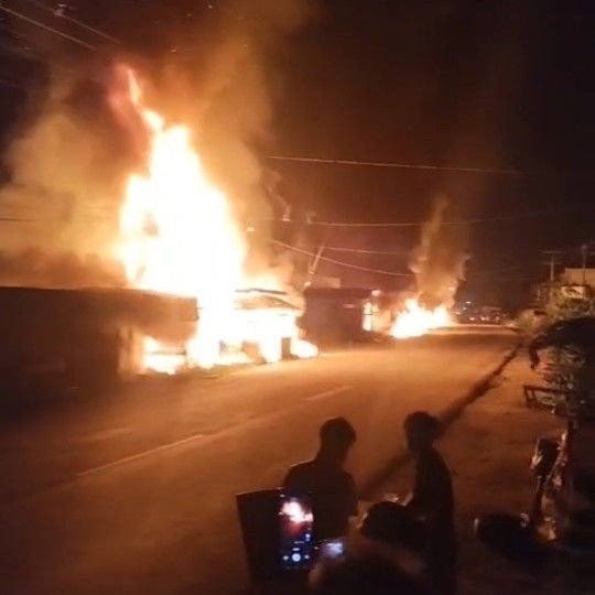 BREAKING NEWS! Kebakaran di Manunggang P.Sidimpuan, Mobil L300, Ruko, dan Dua Kios Terbakar