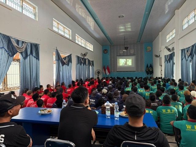 Usir Kejenuhan di Balik Jeruji, Pegawai dan Warga Binaan Lapas P.Sidimpuan Nobar